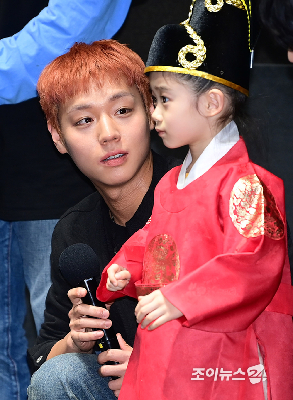 배우 박지훈이 17일 오후 서울 강남구 삼성동 메가박스 코엑스점에서 열린 영화 '왕과 사는 남자' 1,300만 돌파 흥행 감사 무대 인사에 참석해 곤룡포를 입고 온 어린이 팬과 기념사진을 촬영하고 있다. [사진=정소희 기자]