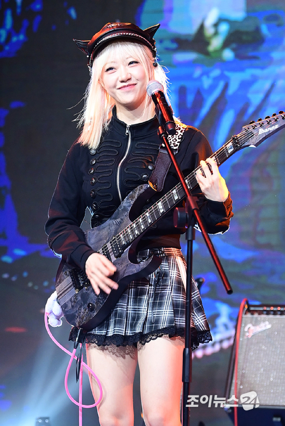 밴드 레이턴시 지지원이 18일 오후 서울 마포구 상암동 쇼킹케이팝센터에서 열린 레이턴시(LATENCY) 첫 미니앨범 '레이트 오'클락'(LATE O'CLOCK) 쇼케이스에서 무대를 선보이고 있다. [사진=정소희 기자]