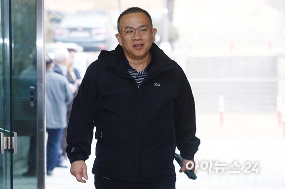 정치 브로커 명태균 씨가 3일 오전 서울 서초구 서울중앙지방법원에서 열린 오세훈 서울시장의 정치자금법 위반 혐의 사건 1심 속행 공판에 증인으로 출석하고 있다. [사진=사진공동취재단]