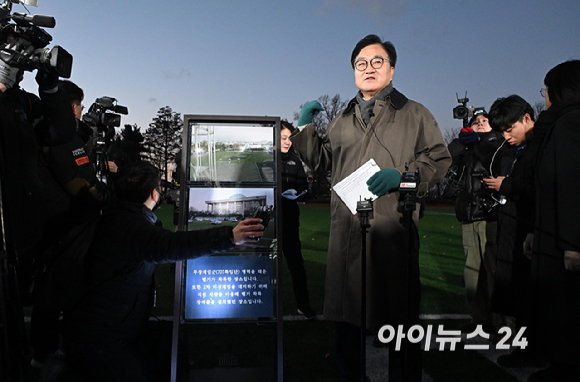 우원식 국회의장이 3일 서울 여의도 국회에서 열린 '그날 12.3 다크투어'에서 직접 도슨트로 나서 시민들을 안내하고 있다. [사진=곽영래 기자]