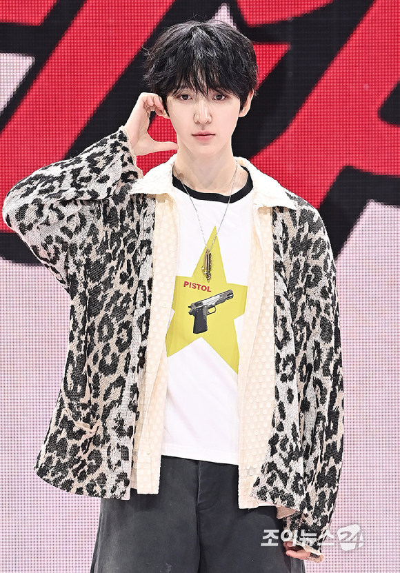 그룹 킥플립(KickFlip) 동현이 22일 오전 서울 광진구 예스24 라이브홀에서 열린 세 번째 미니 앨범 'My First Flip'(마이 퍼스트 플립) 발매 기념 쇼케이스에서 포토타임을 갖고 있다. [사진=곽영래 기자]