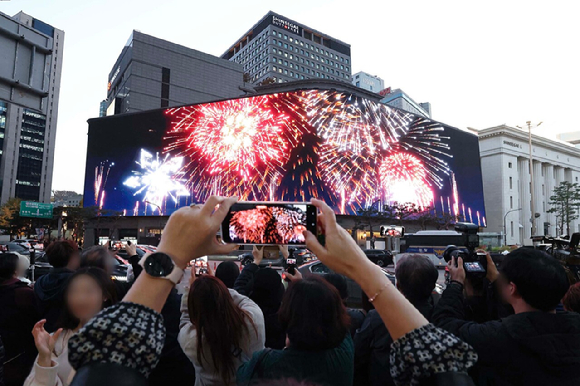 신세계백화점 신세계스퀘어 연말영상 보는 인파 모습. [사진=신세계백화점]