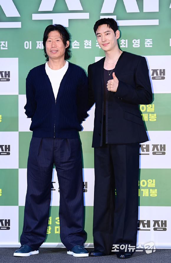 배우 유해진과 이제훈이 29일 오후 서울 용산구 용산 CGV에서 열린 영화 '소주전쟁' 언론시사회에 참석하고 있다. [사진=정소희 기자]