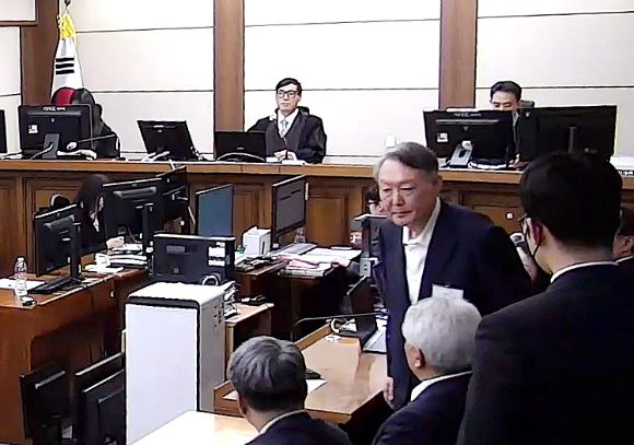 윤석열 전 대통령이 16일 서초구 서울중앙지방법원에서 열린 특수공무집행방해, 범인도피교사, 직권남용 권리행사방해 혐의 등 사건에 대한 1심 선고 공판에서 징역 5년을 선고받은 뒤 법정을 나서고 있다. 2026.1.16 [사진=서울중앙지법 제공]