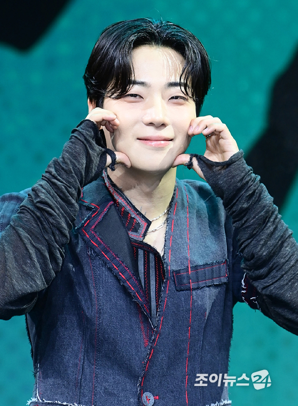 그룹 온앤오프 이션이 17일 서울 마포구 상암동 큐브컨벤션에서 진행된 ONF(온앤오프) 정규 2집 Part.2 'ONF:MY SELF' 쇼케이스에 참석하고 있다. [사진=정소희 기자]