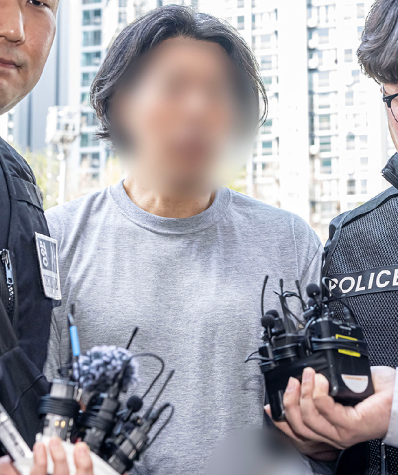 전 직장동료인 50대 항공사 기장을 살해한 혐의를 받는 전직 부기장 A씨가 20일 오후 구속 전 피의자심문(영장실질심사)을 위해 부산검찰청 청사로 들어가고 있다. [사진=연합뉴스]