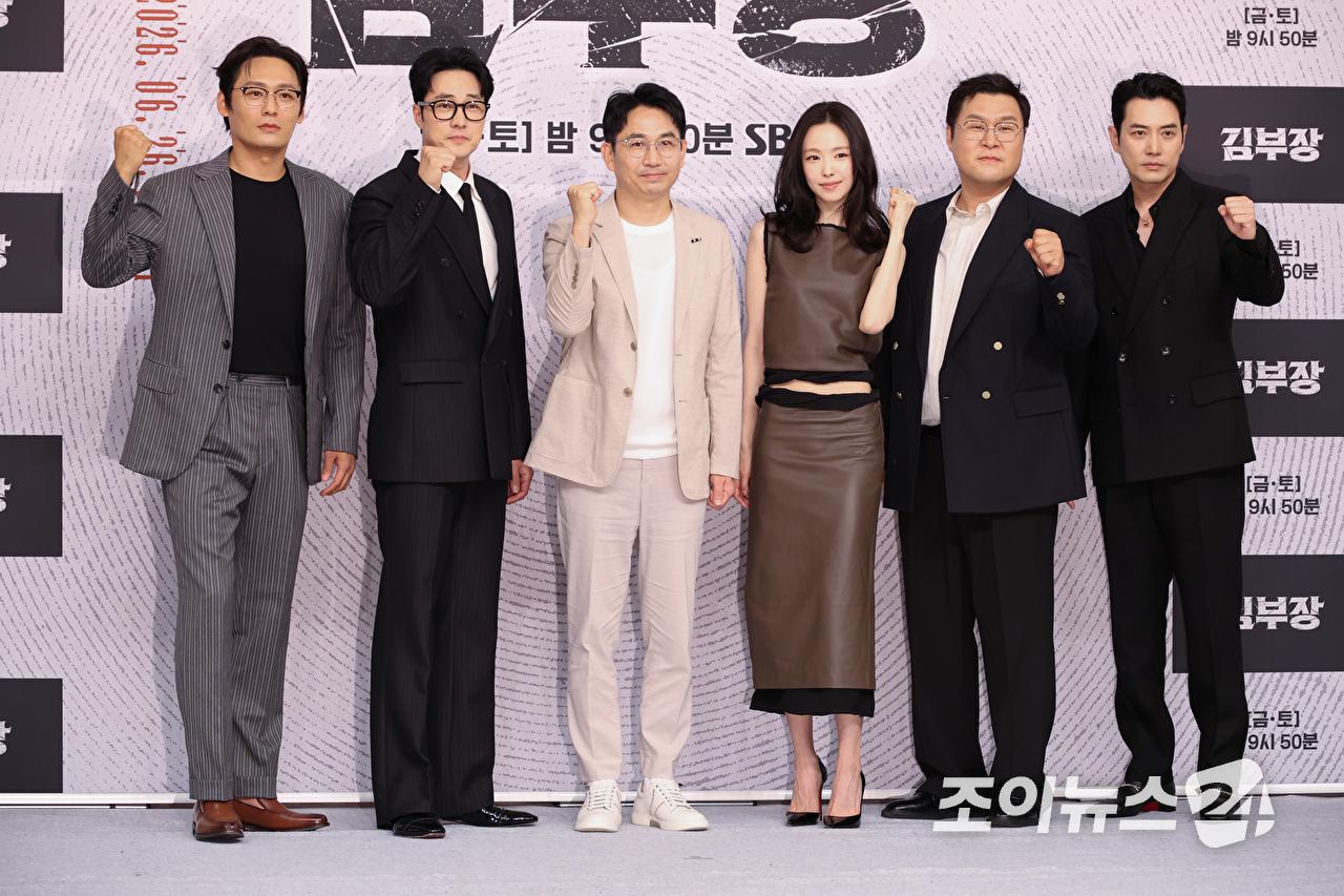 배우 최대훈, 소지섭, 손나은, 윤경호, 주상욱이 25일 오후 서울 양천구 목동 SBS에서 진행된 SBS 새 금토드라마 '김부장' 제작발표회에 참석해 포즈를 취하고 있다. [사진=문수지 기자]