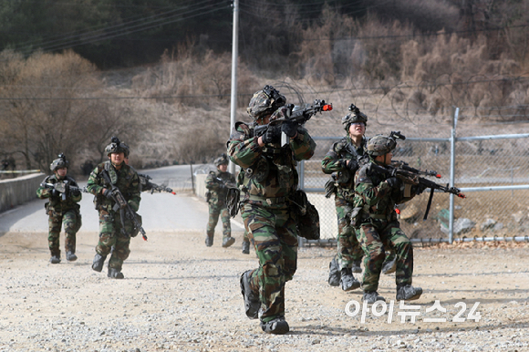 12일 경기 파주시 무건리 훈련장에서 2025년 FS/TIGER 연습 일환으로 열린 ‘연합 WMD 제거작전 훈련’에서 제25보병사단 장병들이 다족보행로봇을 활용해 WMD 시설에 진입을 시도하고 있다. [사진=사진공동취재단]