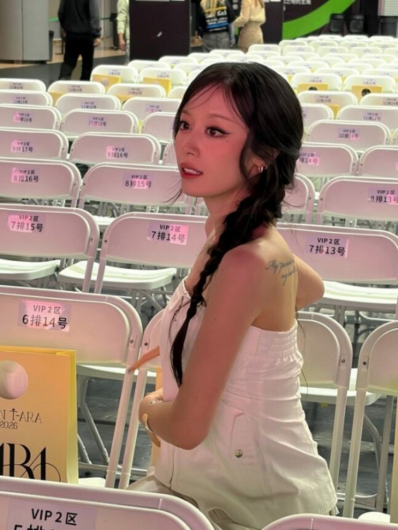 지연, 오프숄더 의상 입고 볼륨 몸매 자랑...등에 레터링 타투 눈길