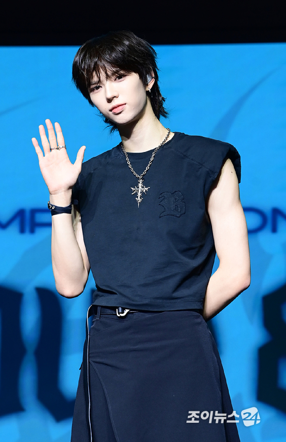 그룹 앰퍼샌드원 브라이언이 12일 오후 서울 등촌동 스카이아트홀에서 열린 앰퍼샌드원(AMPERS&ONE) 미니 3집 '라우드 앤 프라우드' 발매 기념 쇼케이스에 참석하고 있다. [사진=정소희 기자]