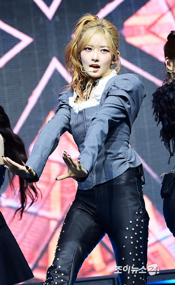 그룹 아이브 레이가 23일 오후 서울 광진구 광장동 예스24라이브홀에서 열린 아이브(IVE) 정규 2집 '리바이브 플러스'(REVIVE+) 발매 기념 쇼케이스에서 '블랙홀' 무대를 선보이고 있다. [사진=정소희 기자]