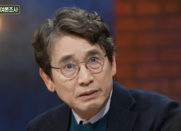 유 전 작가가 제21대 대통령선거 개표 방송 중 한 "이재명 더불어민주당 대선 후보가 당선되더라도 쉽지 않겠다는 느낌"이라는 발언이 화제를 모았다. 사진은 유 작가. [사진=MBC '손석희의 질문들']