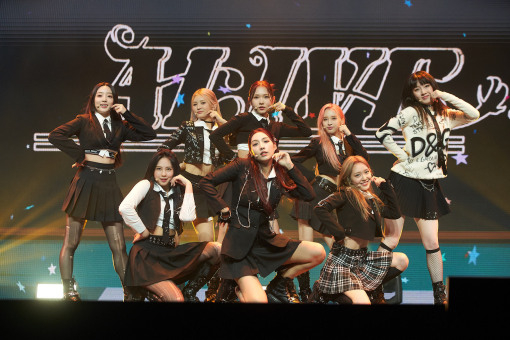 걸그룹 라잇썸이 24일 오후 서울 한남동 블루스퀘어 마스터카드홀에서 열린 첫 번째 미니 앨범 '인투더라잇' 쇼케이스에 참석해 무대를 갖고 있다. [사진=큐브엔터테인먼트]