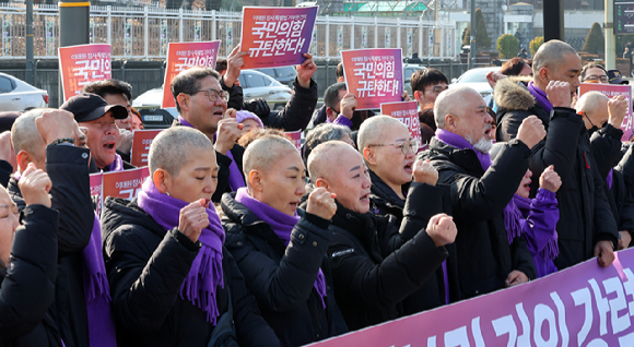 국민의힘이 윤석열 대통령에게 '이태원 참사 특별법' 재의요구권(거부권) 행사를 건의하자, 유족들이 용산 대통령실 앞에서 삭발하며 강하게 반발했다. 위 사진은 10.29 이태원 참사 유가족들이 18일 서울 용산 대통령실 앞에서 열린 국민의힘 거부권 행사 건의에 대한 규탄 입장을 표명 기자회견에서 삭발 후 국민의힘 규탄 구호를 외치고 있는 모습. [사진=뉴시스]