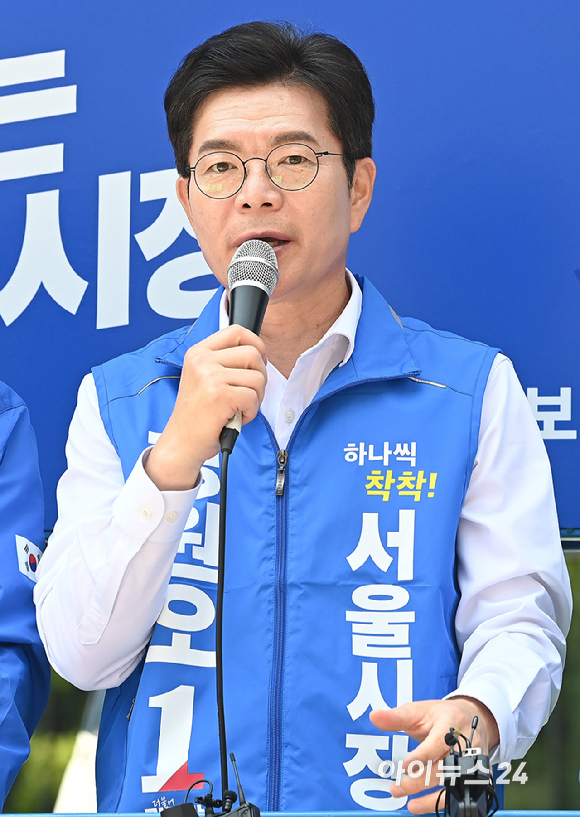 정원오 더불어민주당 서울시장 후보가 2일 서울 여의도우체국 인근에서 시민들에게 지지를 호소하고 있다. [사진=곽영래 기자]
