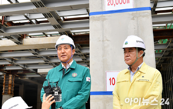 오세훈 서울시장과 박준희 관악구청장이 20일 오후 서울 관악구 신림공영차고지에서 여름철 풍수해 대비 주요현장 및 방재시설 점검을 하고 있다. [사진=곽영래 기자]