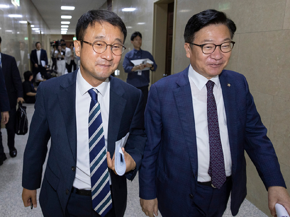 더불어민주당 한병도 원내대표(왼쪽)와 국민의힘 정점식 원내대표가 30일 국회 운영위원회 위원장실에서 선거관리위원회 특검법에 대한 협의를 진행한 뒤 각자 일정에 참석하기 위해 이동하고 있다. 2026.7.30 [사진=연합뉴스]