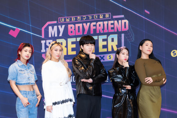 이용진 홍현희 아이키 가비 시미즈가 25일 Mnet 'MY BOYFRIEND IS BETTER'(마이 보이프렌드 이즈 베러) 온라인 제작발표회에서 포즈를 취하고 있다. [사진=Mnet]