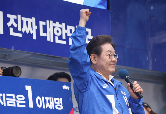 더불어민주당 이재명 대선후보가 15일 전남 순천시 연향동 패션의 거리에서 열린 유세에서 연설하고 있다. 2025.5.15 [사진=연합뉴스]