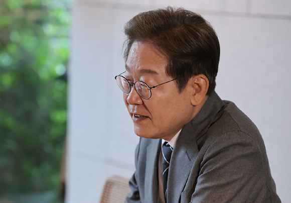 더불어민주당 이재명 대선 후보가 지난 22일 경남 양산시 소소서원에서 송기인 신부와 차담을 하고 있다. 2025.5.22 [사진=연합뉴스]