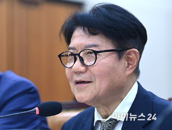 우희종 한국마사회장이 16일 서울 여의도 국회 농림축산식품해양수산위원회 국정감사에서 질의에 답변하고 있다. [사진=곽영래 기자]