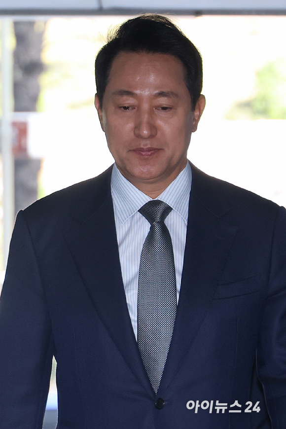 여론조사비 대납 의혹을 받는 오세훈 서울시장이 15일 오전 서울 서초구 서울중앙지방법원에서 열린 정치자금법 위반 관련 공판에 출석하고 있다. [사진=사진공동취재단]