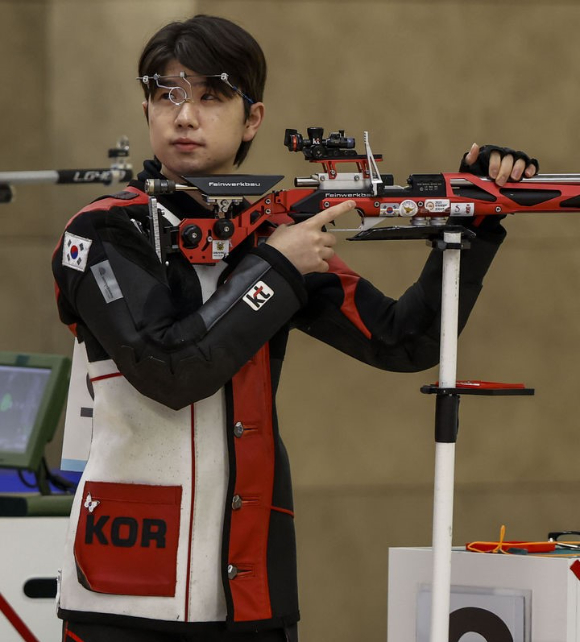 한국 사격 박하준(사진)이 27일(한국시간) 열린 2024 파리올림픽 공기소총 혼성에서 금지현과 함께 은메달을 획득했다. [사진=뉴시스]