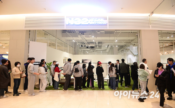 프리미엄 비건 매트리스 N32가 3월 2일 첫 'N32 데이' 행사를 개최했다. 2일 경기도 용인 기흥구 고매동 리빙파워센터 내 N32 스튜디오 기흥점에서 방문객들이 'N32 데이' 럭키드로우 행사에 참여하기 위해 줄을 서고 있다. [사진=정소희 기자]