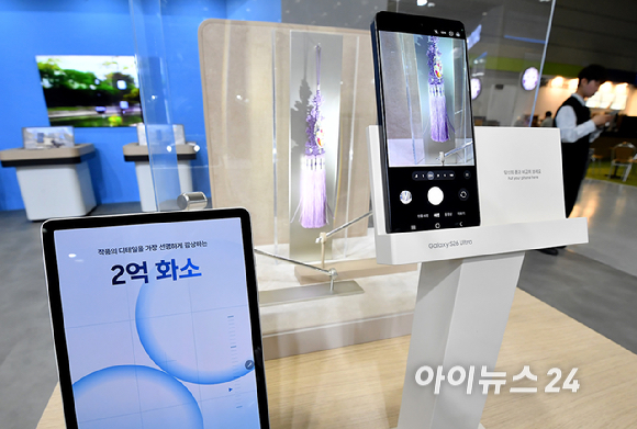 22일 서울 강남구 코엑스에서 열린 2026 월드IT쇼에서 삼성전자 부스에서 관람객들이 부스를 둘러보고 있다.