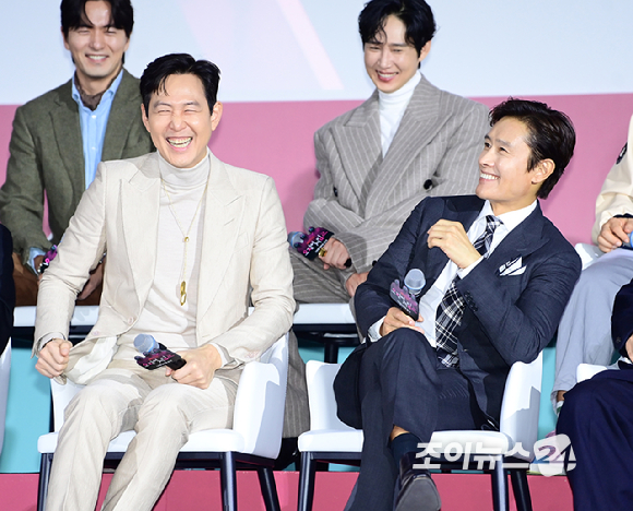 배우 이정재와 이병헌이 9일 오전 서울 중구 동대문디자인플라자에서 열린 넷플릭스 시리즈 '오징어 게임' 시즌2 제작발표회에 참석하고 있다. [사진=정소희 기자]
