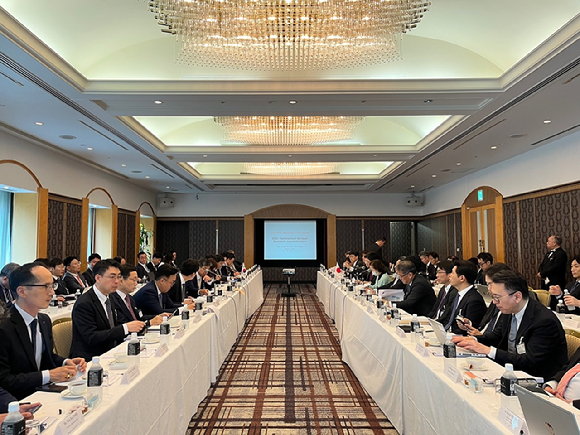 송영상 산업통상자원부 철강세라믹과장과 나베시마 마나부 일본 경제산업성 과장, 이경호 한국철강협회 상근부회장, 우치야마 슌이치 일본철강연맹 전무 등 양국 주요 철강업계 관계자들이 21일 일본 도쿄 뉴오타니 호텔에서 열린 '제 22차 한-일 민관철강회의'에 참석하고 있다. [사진=한국철강협회]