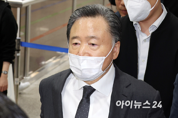 허영인 상미당홀딩스 회장이 29일 오전 서울 서초구 서울중앙지방법원에서 열린 '노동조합 및 노동관계조정법 위반 등 혐의' 공판에 출석하고 있다. [사진=곽영래 기자]