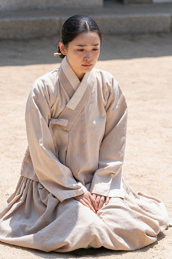 배우 전미도가 프로필 촬영에서 포즈를 취하고 있다. [사진=미디어랩시소 ]