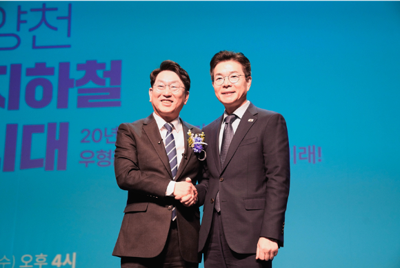 서울시의회 3선 우형찬 의원이 25일 자신의 출판기념회에 참석해 축사를 해준 서울시장 후보 유력 주자인 정원오 성동구청장에게 감사 인사를 전하며 기념 촬영을 하고 있다. [사진=사무소]