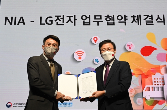 LG전자와 한국지능정보사회진흥원은 지난 27일 서울특별시 용산구에 위치한 노들섬 라이브하우스에서 업무협약(MOU)식을 열었다. (왼쪽부터) 한국지능정보사회진흥원 박원재 부원장, LG전자 IT사업부장 장익환 전무. [사진=LG전자]