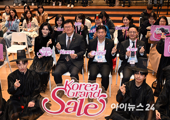 이부진 한국방문의해위원장과 김대현 문화체육관광부 2차관이 17일 서울 명동 커뮤니티하우스 마실에서 열린 '2026 코리아그랜드세일' 개막식 세리머니를 하고 있다. 왼쪽부터 하성진 K타이거스, 에르난데스 히메네스 셀레스테(외국인 관광객), 김 2차관, 이 위원장, 듀송 바스티엔(외국인 관광객). [사진=정소희 기자]