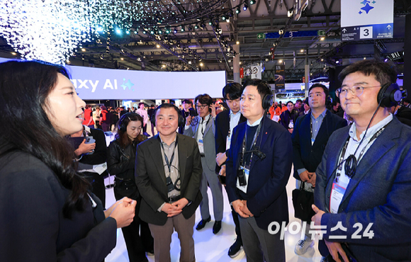 홍범식 LG유플러스 대표(오른쪽 두 번째)가 2일(현지시간) 스페인 바르셀로나 피라 그란 비아 전시장에서 열린 '모바일 월드 콩그레스(MWC)2026'에서 삼성전자 갤럭시 부스를 방문해 노태문 삼성전자 대표이사 사장(DX부문장)과 사진촬영 하고 있다. 2026.03.02. [사진=바르셀로나=사진공동취재단]