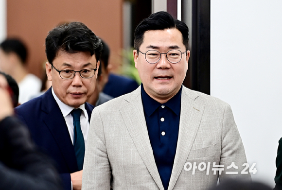 박찬대 당대표 직무대행 겸 원내대표가 9일 오전 서울 여의도 국회에서 열린 원내대책회의에 참석하고 있다. [사진=곽영래 기자]