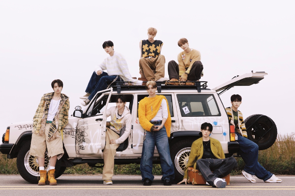 알파드라이브원 단체 콘셉트 포토 [사진=웨이크원]