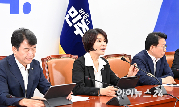 한정애 더불어민주당 정책위의장이 28일 오전 서울 여의도 국회에서 열린 정책조정회의에서 발언하고 있다. [사진=곽영래 기자]