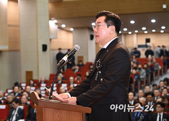 박찬대 더불어민주당 원내대표가 22일 오전 서울 동작구 국립서울현충원에서 열린 고(故) 김영삼 전 대통령 9주기 추모식에서 추모사를 하고 있다. [사진=곽영래 기자]