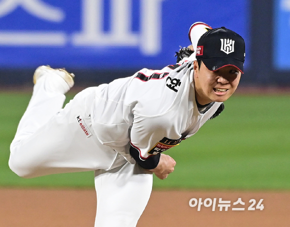 31일 오후 경기도 수원 KT위즈파크에서 '2023 KBO 포스트시즌 플레이오프' 2차전 KT 위즈와 NC 다이노스의 경기가 열렸다. 6회 등판한 NC 손동현이 역투하고 있다. [사진=정소희 기자]