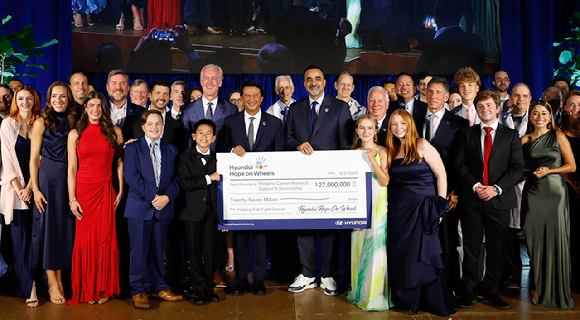 현대 호프 온 휠스 27주년 기념행사에서 어린이 홍보대사와 관계자들이 단체 기념촬영을 하고 있다. 가운데를 중심으로 호세 무뇨스 현대차 대표이사 사장, 오른쪽은 랜디 파커 현대차 북미권역본부장, 왼쪽은 케빈 라일리 현대 호프 온 휠스 부의장. [사진=현대자동차]