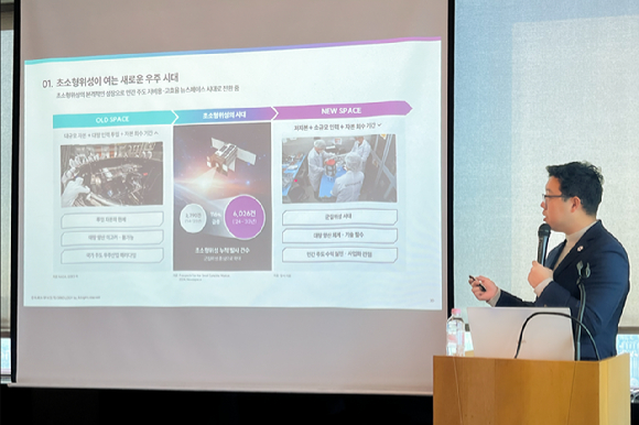 박재필 나라스페이스테크놀로지 대표이사가 2일 서울 여의도에서 열린 기자간담회에서 사업 방향에 대해 설명하고 있다.