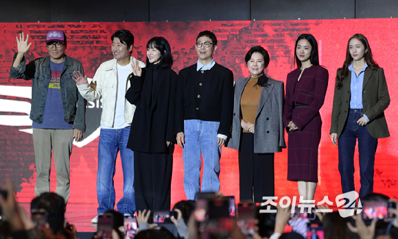 (왼쪽부터)김지운 감독-배우 송강호-임수정-오정세-박정수-전여빈-정수정이 7일 오후 부산광역시 해운대구 영화의전당에서 진행된 제28회 부산국제영화제 '거미집' 오픈토크에 참석하고 있다. [사진=정소희 기자]