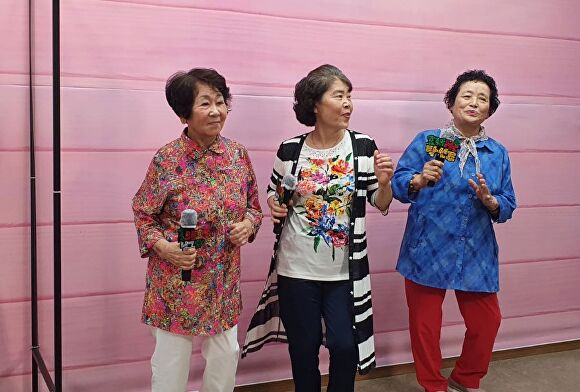 광주광역시 남구에서 주관하는 100세 노래자랑 예선전에 팀으로 출전한 어르신들이 춤을 추고 있다. [사진=광주 남구]