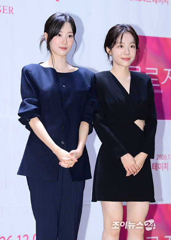 배우 이나은과 소주연이 2일 오후 서울 종로구 대학로 이음아트홀에서 열린 연극 '클로저' 제작 발표회에 참석하고 있다. [사진=정소희 기자]