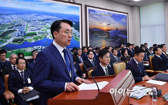 이헌욱 한국부동산원장이 15일 서울 여의도 국회 국토교통위원회에서 열린 한국부동산원, 주택도시보증공사 등에 대한 국정감사에서 업무보고를 하고 있다. [사진=곽영래 기자]