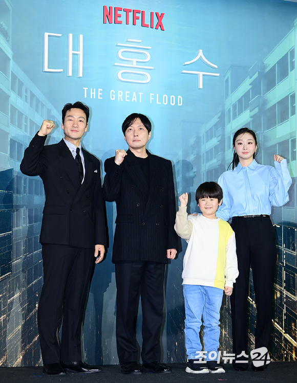 배우 박해수-김병우 감독-배우 권은성-김다미가 16일 오전 서울 CGV 용산아이파크몰에서 열린 넷플릭스 영화 '대홍수'(감독 김병우) 제작보고회에 참석하고 있다. [사진=정소희 기자]