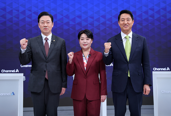 국민의힘 서울시장 경선 후보인 박수민 의원(왼쪽부터), 윤희숙 전 의원, 오세훈 서울시장이 10일 서울 종로구 채널A 스튜디오에서 열린 국민의힘 서울시장 후보 제2차 TV 토론회에 참석해 포즈를 취하고 있다. 2026.4.10 [국회사진기자단] [사진=연합뉴스]
